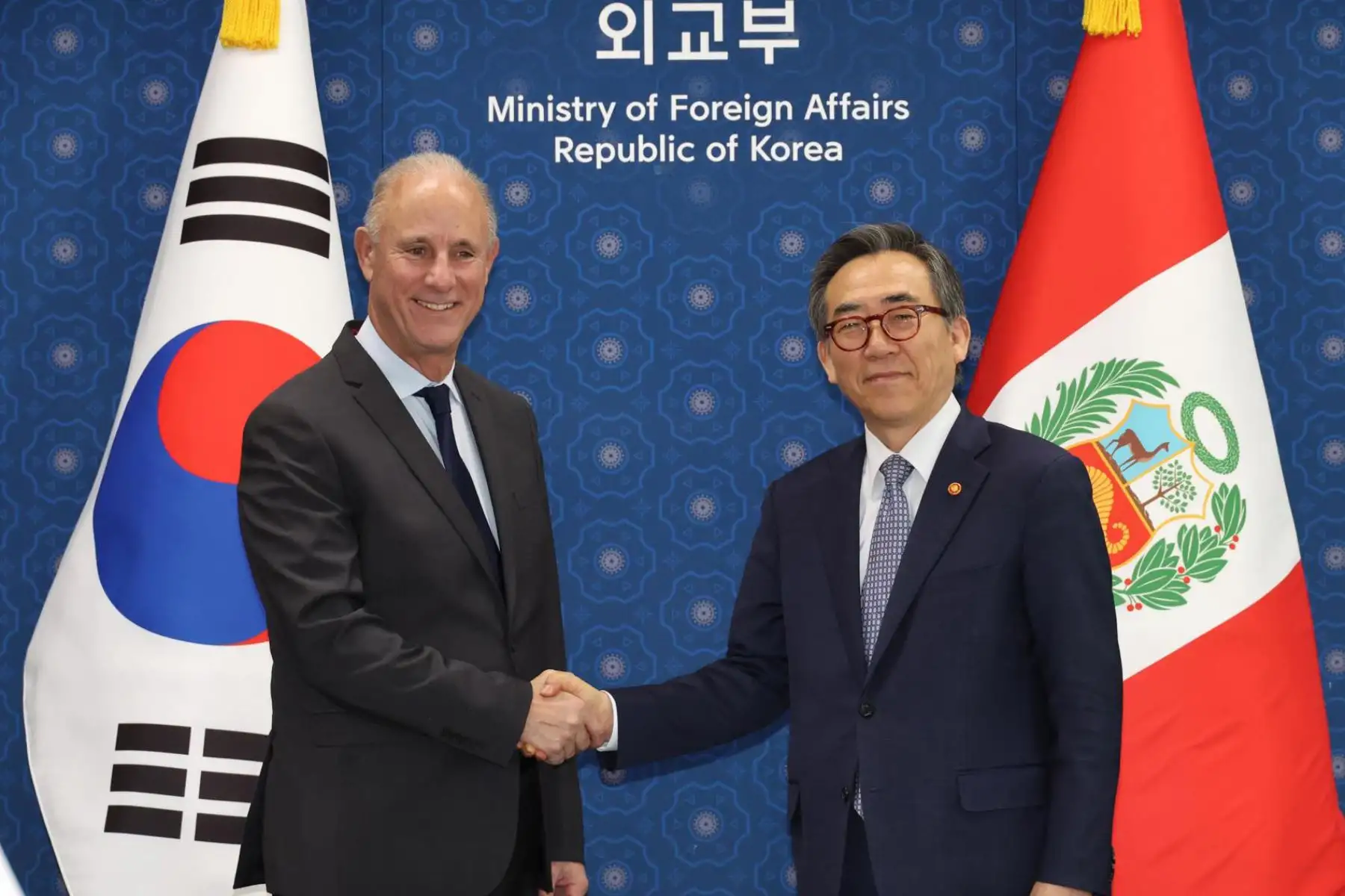 El ministro de Asuntos Exteriores de Corea del Sur, Cho Tae-yu, y el ministro de Asuntos Exteriores de Perú, Javier González-Olaechea, posan para una fotografía antes de su reunión en el edificio del Ministerio de Asuntos Exteriores en Seúl, Corea del Sur, el 9 de junio de 2024. Foto: AFP