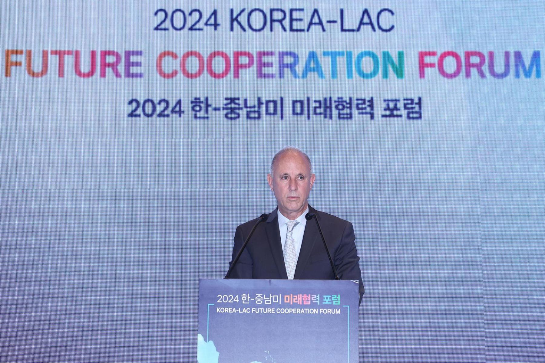 El Ministro de Relaciones Exteriores de Perú, Javier González-Olaechea, pronuncia un discurso de felicitación durante el foro de cooperación futura Corea-ALC 2024 en un hotel en Seúl, Corea del Sur. Foto: AFP