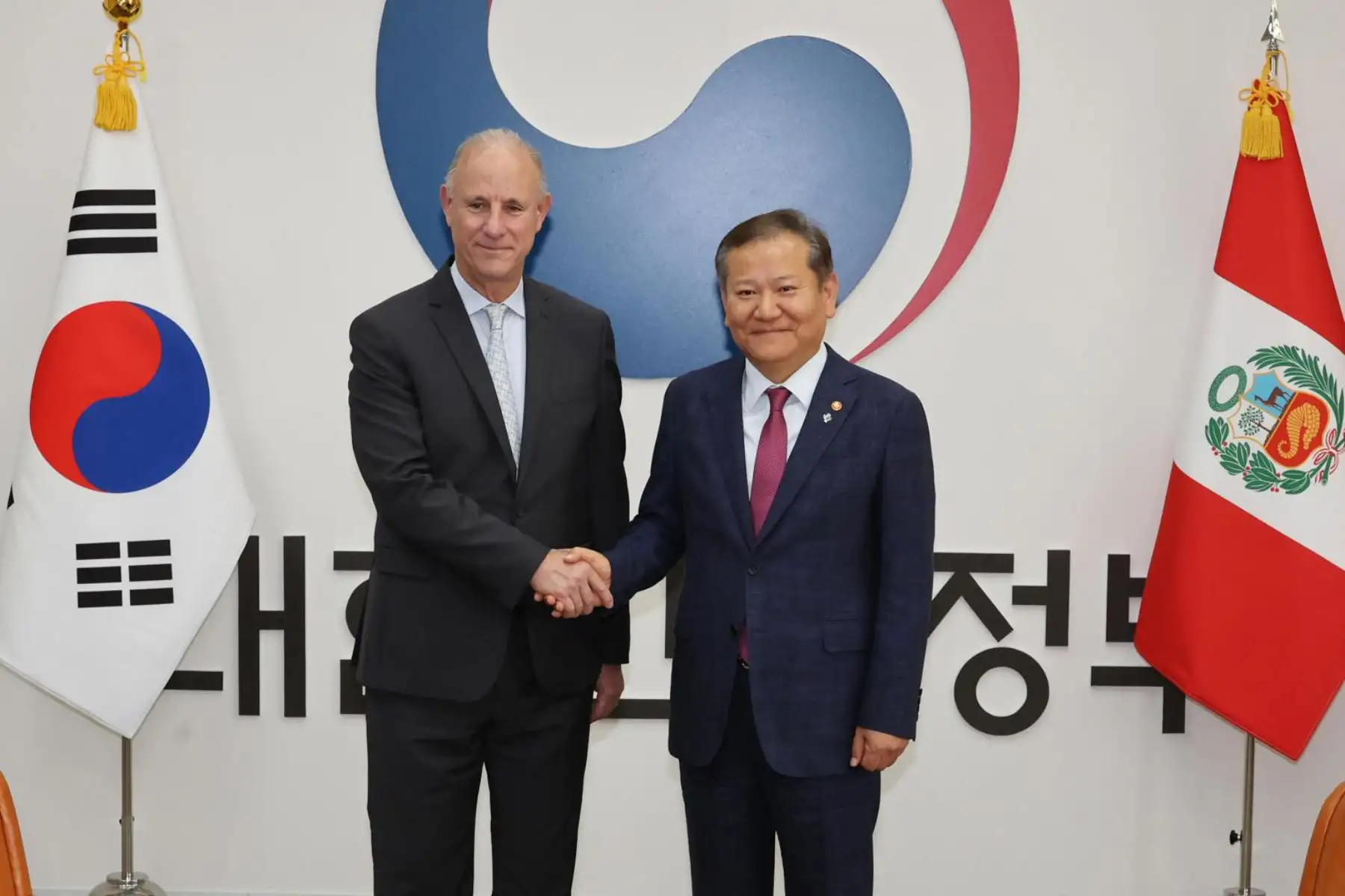 El ministro del Interior surcoreano, Lee Sang-min, posa para una fotografía con el ministro de Asuntos Exteriores peruano, Javier González-Olaechea, antes de su reunión en el complejo gubernamental de Seúl, Corea del Sur. Foto: AFP