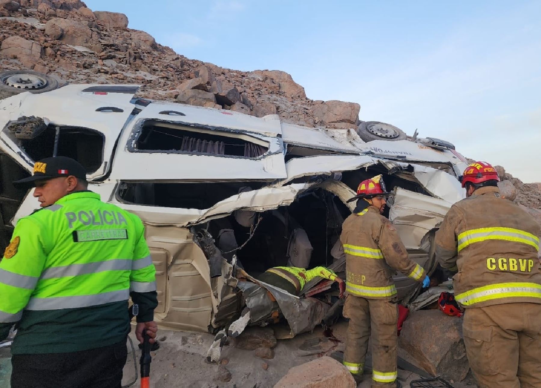 Seis personas murieron y otras ocho resultaron heridas de gravedad tras el despiste y posterior vuelco de una miniván ocurrido en la vía de penetración de Cerro Verde, región Arequipa. Foto: cortesía: Chicle colorado/Facebook