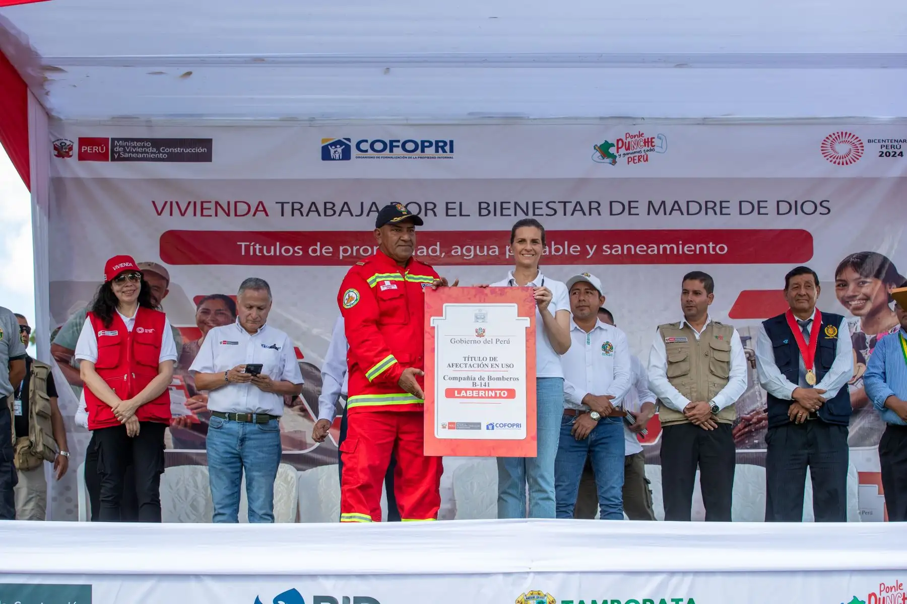En un acto significativo que marca un hito en el desarrollo y la seguridad de la región, el Ministerio de Vivienda, Construcción y Saneamiento a través de Cofopri entregó 1,601 títulos de propiedad en Madre de Dios. Foto: ANDINA/Difusión