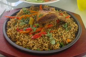 El arroz con pato, elaborado con insumos locales como el pato criollo y el zapallo loche, es el emblema de la cocina chiclayana. ANDINA/Difusión