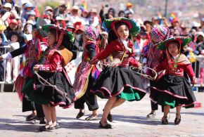 Niños de 45 colegios de Inicial de Cusco participaron ayer del saludo a la ciudad imperial por su mes jubilar. Los menores interpretaron danzas típicas de la región. Fotos: Percy Hurtado