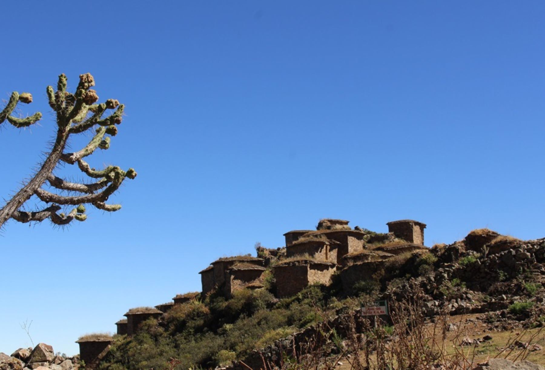 El sitio arqueológico Rúpak se localiza a 3,580 metros sobre el nivel del mar, en la cima de una montaña que forma parte de la comunidad campesina de San Salvador de Pampas que pertenece al distrito de Atavillos Bajo, en la sierra de la provincia de Huaral, en el departamento de Lima.