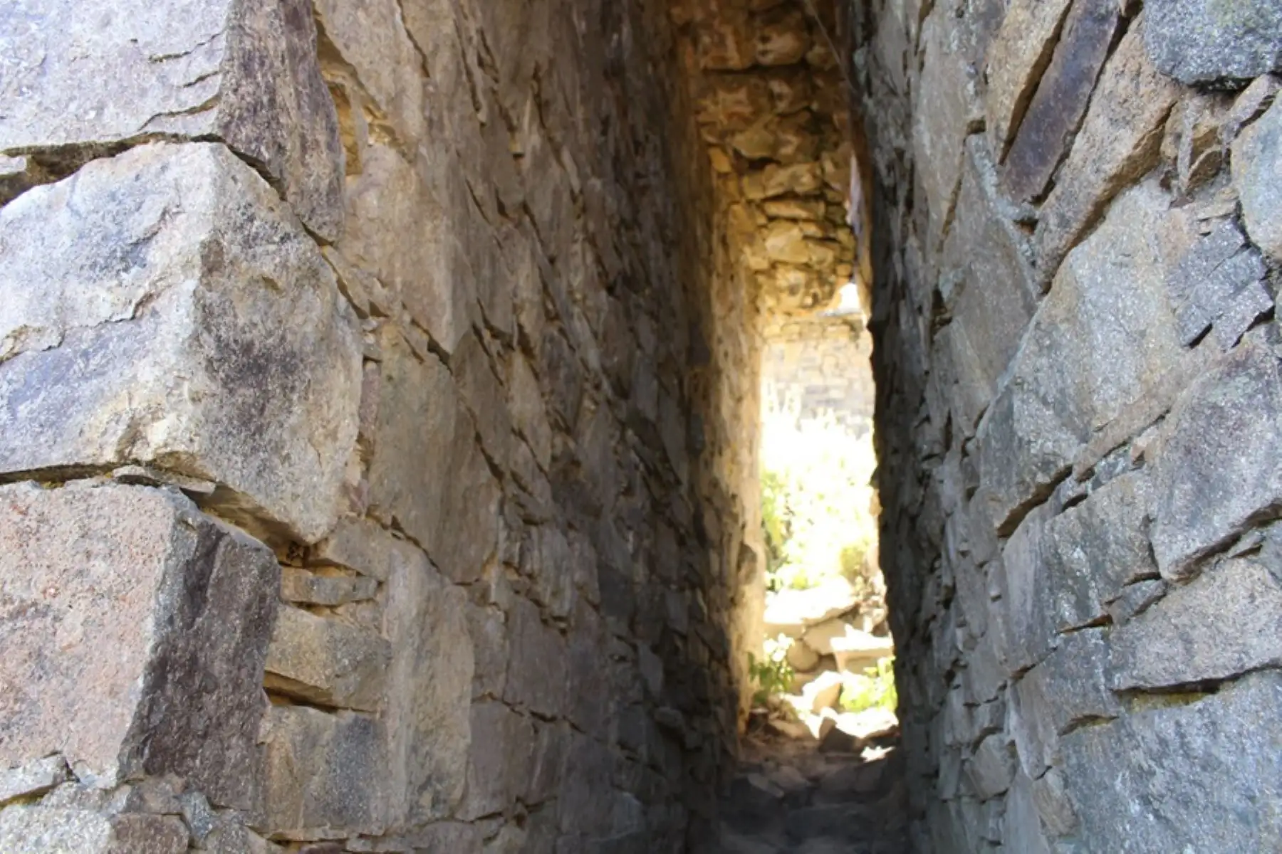 El sitio arqueológico Rúpak se localiza a 3,580 metros sobre el nivel del mar, en la cima de una montaña que forma parte de la comunidad campesina de San Salvador de Pampas que pertenece al distrito de Atavillos Bajo, en la sierra de la provincia de Huaral, en el departamento de Lima.