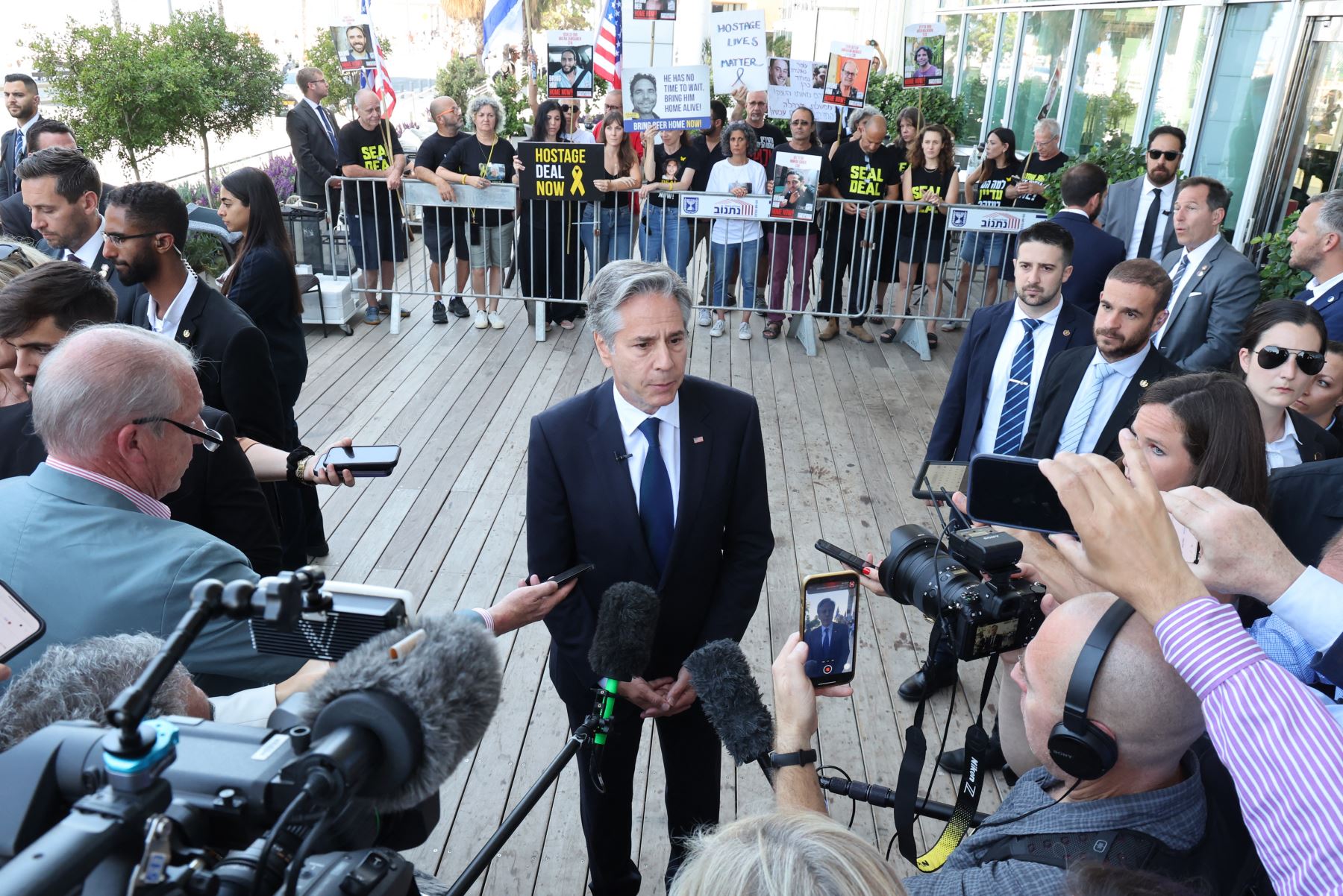 El Secretario de Estado de Estados Unidos, Antony Blinken, habla con los periodistas después de una reunión con familiares y partidarios de israelíes tomados como rehenes en Gaza por militantes palestinos que se manifestaron en Tel Aviv .
Foto: AFP