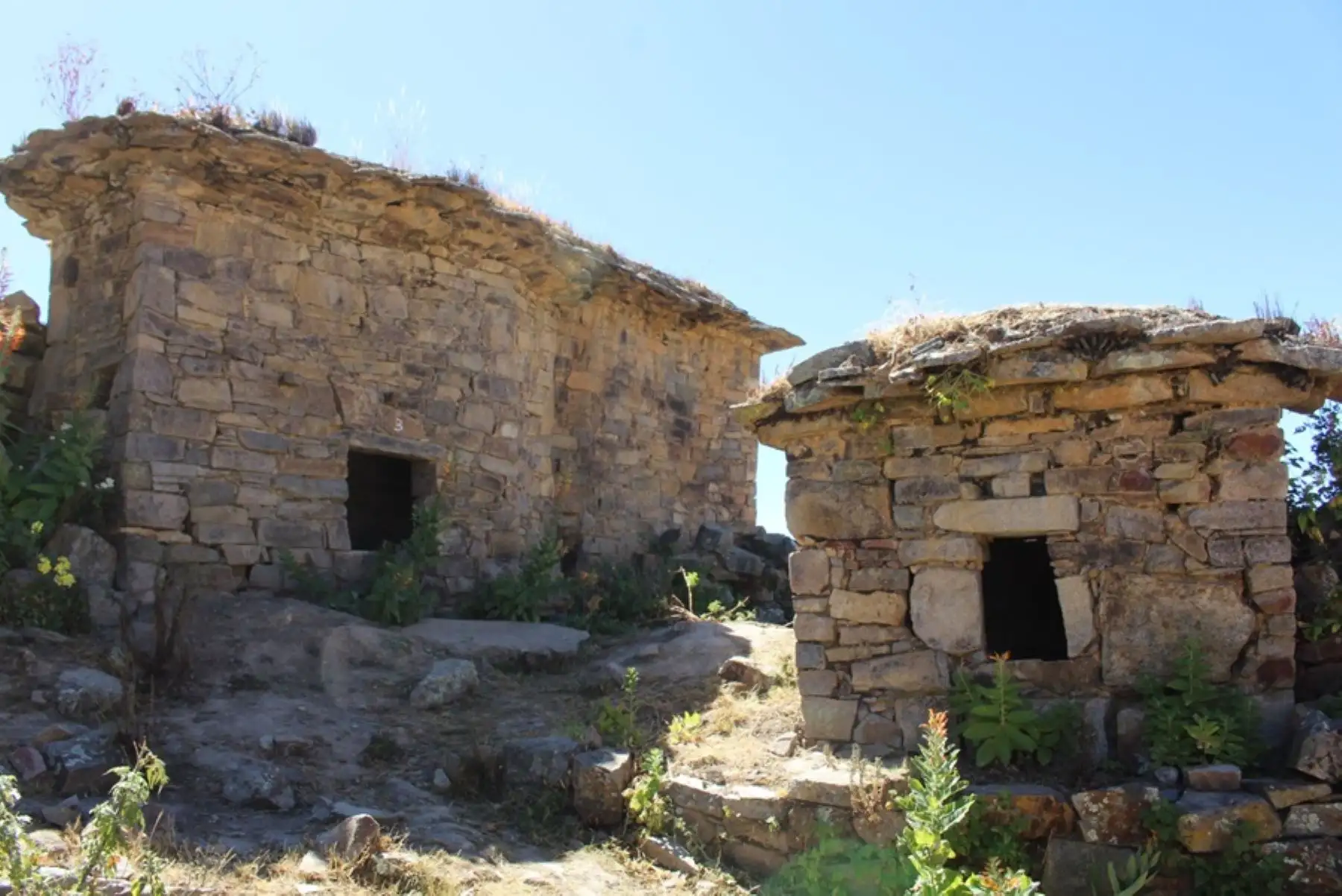 El sitio arqueológico Rúpak se localiza a 3,580 metros sobre el nivel del mar, en la cima de una montaña que forma parte de la comunidad campesina de San Salvador de Pampas que pertenece al distrito de Atavillos Bajo, en la sierra de la provincia de Huaral, en el departamento de Lima.