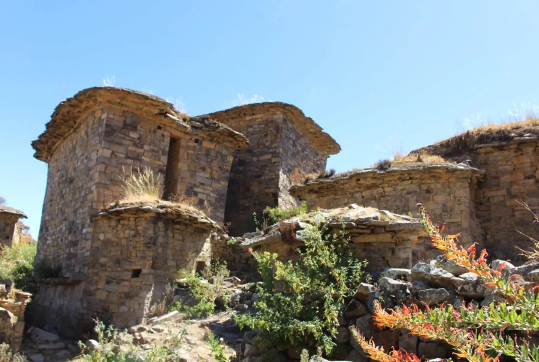 El sitio arqueológico Rúpak se localiza a 3,580 metros sobre el nivel del mar, en la cima de una montaña que forma parte de la comunidad campesina de San Salvador de Pampas que pertenece al distrito de Atavillos Bajo, en la sierra de la provincia de Huaral, en el departamento de Lima.