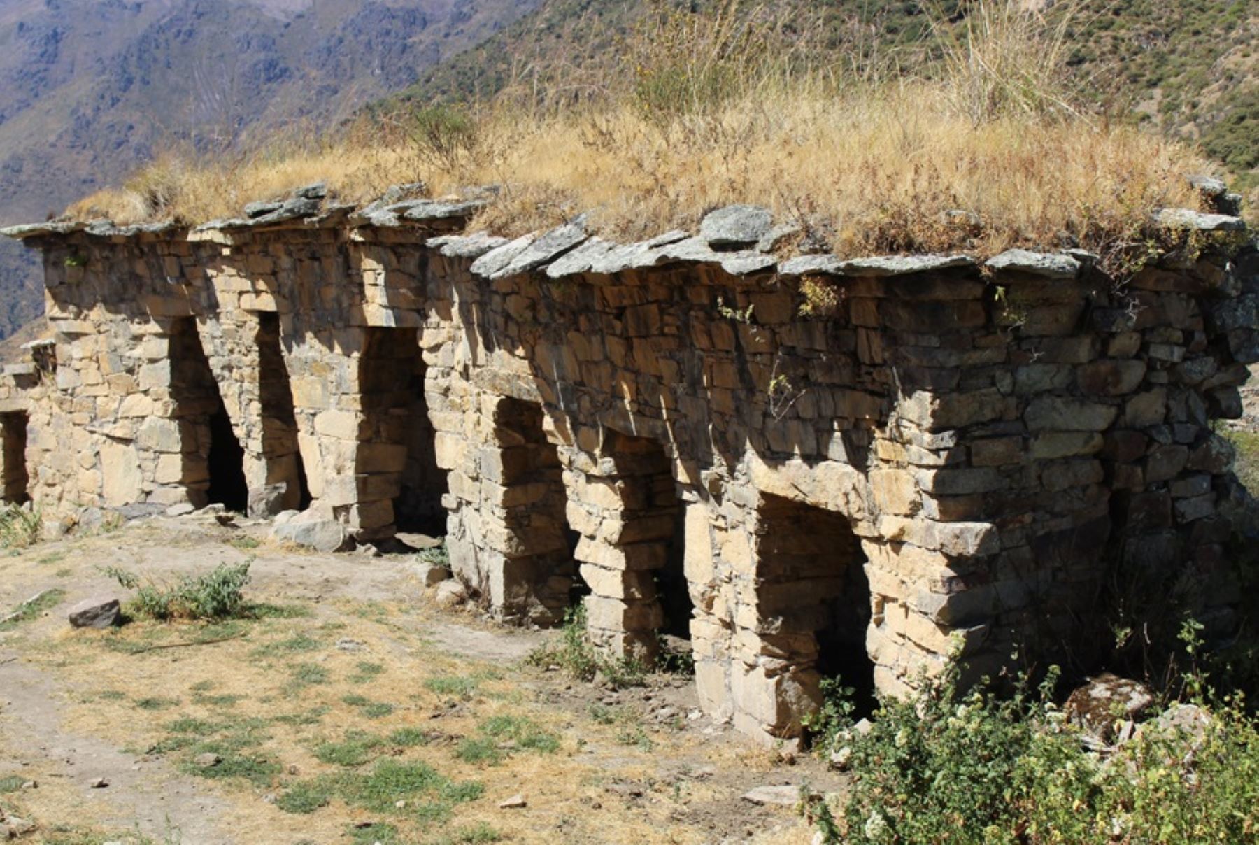 El sitio arqueológico Rúpak se localiza a 3,580 metros sobre el nivel del mar, en la cima de una montaña que forma parte de la comunidad campesina de San Salvador de Pampas que pertenece al distrito de Atavillos Bajo, en la sierra de la provincia de Huaral, en el departamento de Lima.