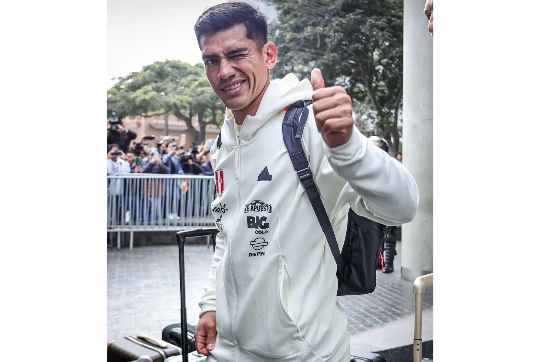 Cargando la ilusión de más de 33 millones de compatriotas, la selección peruana viajó este martes rumbo a Estados Unidos, donde jugará un amistoso con El Salvador, y disputará la Copa América 2024, que se inicia el jueves 20 de junio. En la imagen, el jugador, José Rivera.
Foto: Selección Peruana