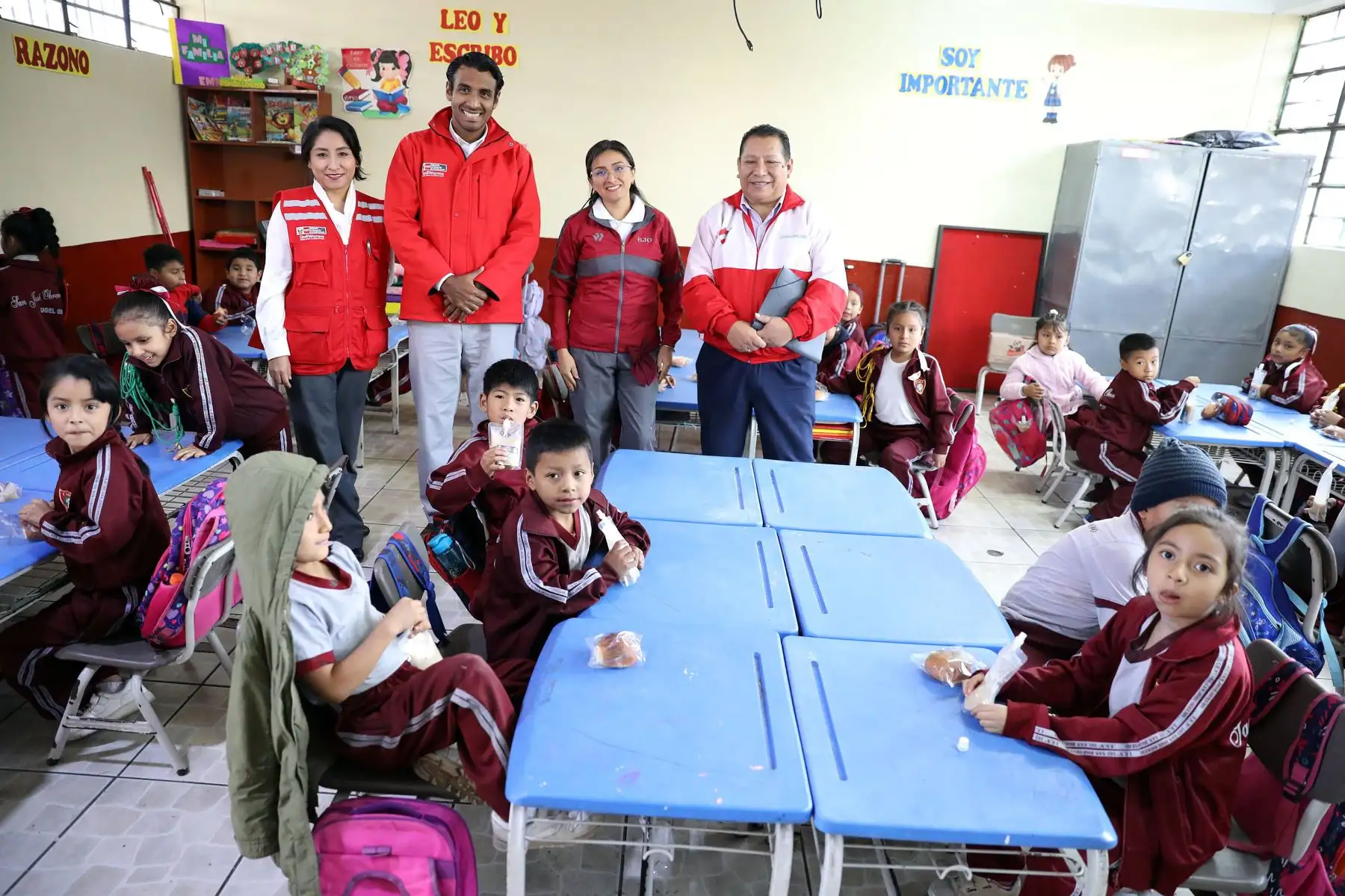 Asimismo, el director ejecutivo de Qali Warma, quien estuvo acompañado por la jefa de la Unidad Territorial Lima Metropolitana y Callao, Julissa Jauregui Valdivia y de Edgar Trejo Cuentas, presidente de la Coordinadora Nacional de Padres y Apafas del Perú (Coordinapafas) pudo conocer in situ los problemas, incidencias e iniciativas que surgen en las instituciones educativas que reciben el servicio. Foto: ANDINA/Qaly Warma