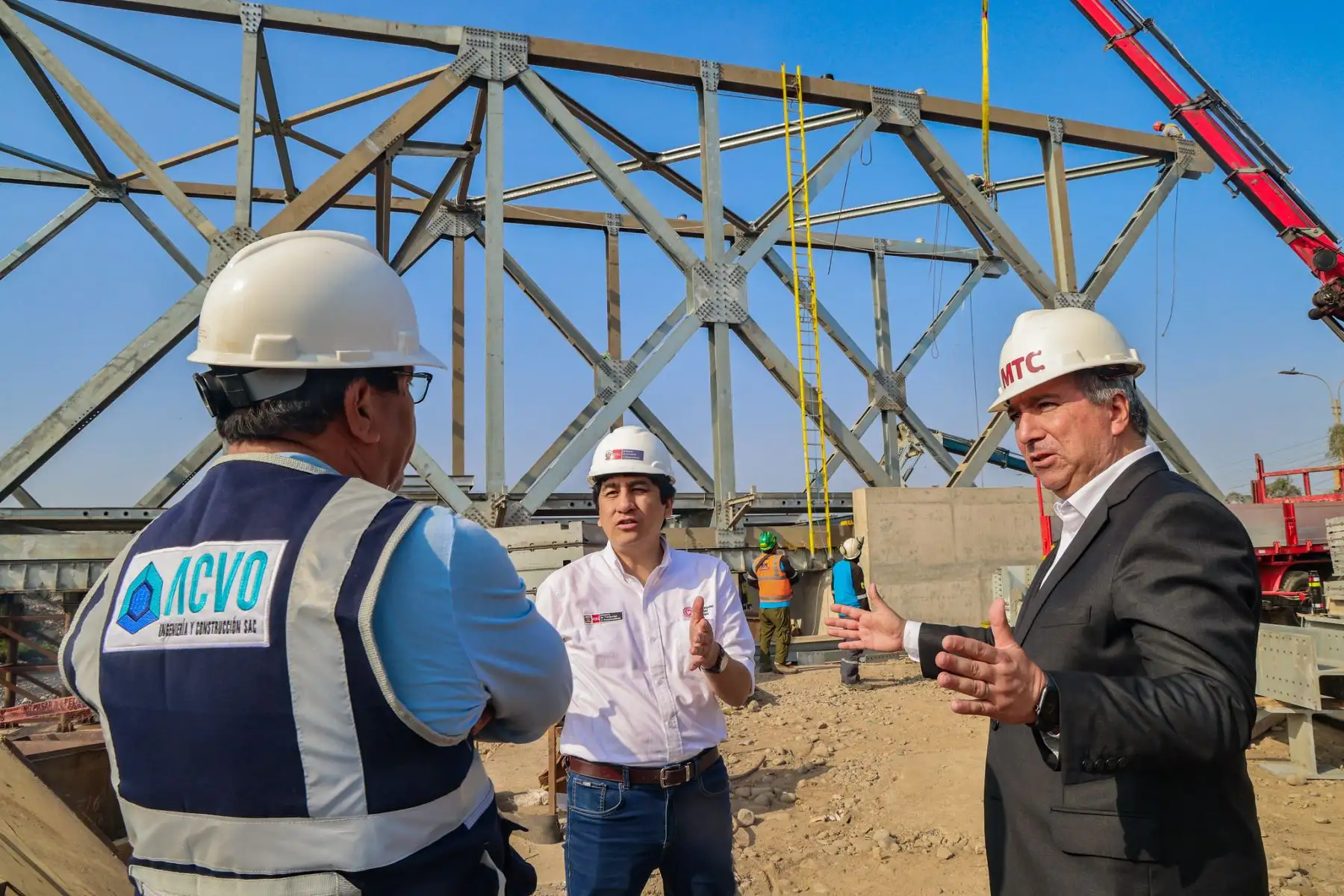 El ministro de Transportes y Comunicaciones, Raúl Pérez Reyes, realizó una visita de supervisión a los trabajos de instalación de los puentes modulares que servirán de acceso para el nuevo Aeropuerto Internacional Jorge Chávez, en el Callao
Foto: MTC