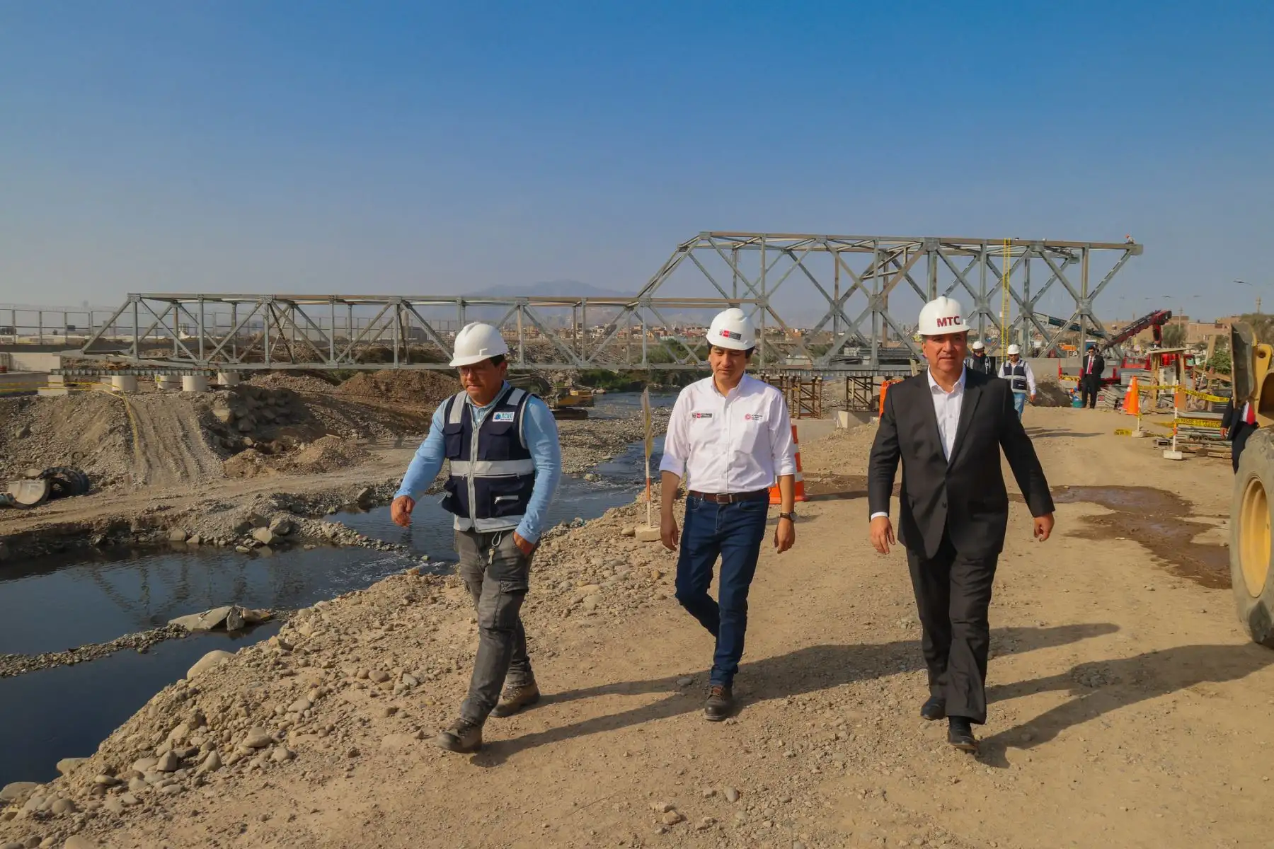 El ministro de Transportes y Comunicaciones, Raúl Pérez Reyes, realizó una visita de supervisión a los trabajos de instalación de los puentes modulares que servirán de acceso para el nuevo Aeropuerto Internacional Jorge Chávez, en el Callao
Foto: MTC