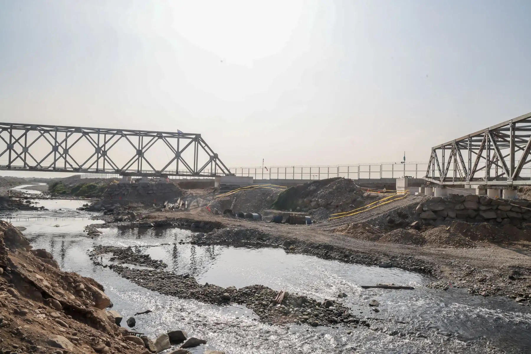 El ministro de Transportes y Comunicaciones, Raúl Pérez Reyes, realizó una visita de supervisión a los trabajos de instalación de los puentes modulares que servirán de acceso para el nuevo Aeropuerto Internacional Jorge Chávez, en el Callao
Foto: MTC