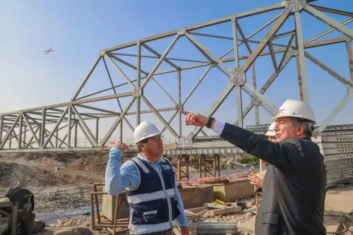 Imagen de junio del año pasado, cuando el ministro de Transportes, Raúl Pérez Reyes, supervisaba otro de los puentes que conducen hacia el nuevo aeropuerto internacional Jorge Chávez. Foto: MTC