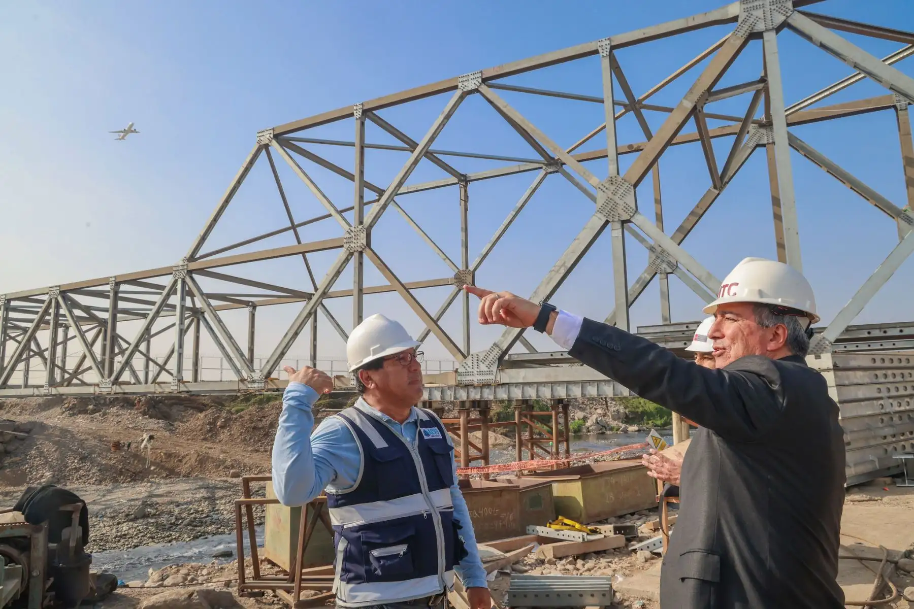 Imagen de junio del año pasado, cuando el ministro de Transportes, Raúl Pérez Reyes, supervisaba otro de los puentes que conducen hacia el nuevo aeropuerto internacional Jorge Chávez. Foto: MTC