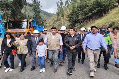 La apertura de 5 trochas carrozables beneficiarán a más 3 mil pobladores del distrito de Huariaca.