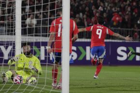 En una convincente actuación en Santiago, la selección de Chile derrotó por 3-0 a la de Paraguay. Fotos: EFE