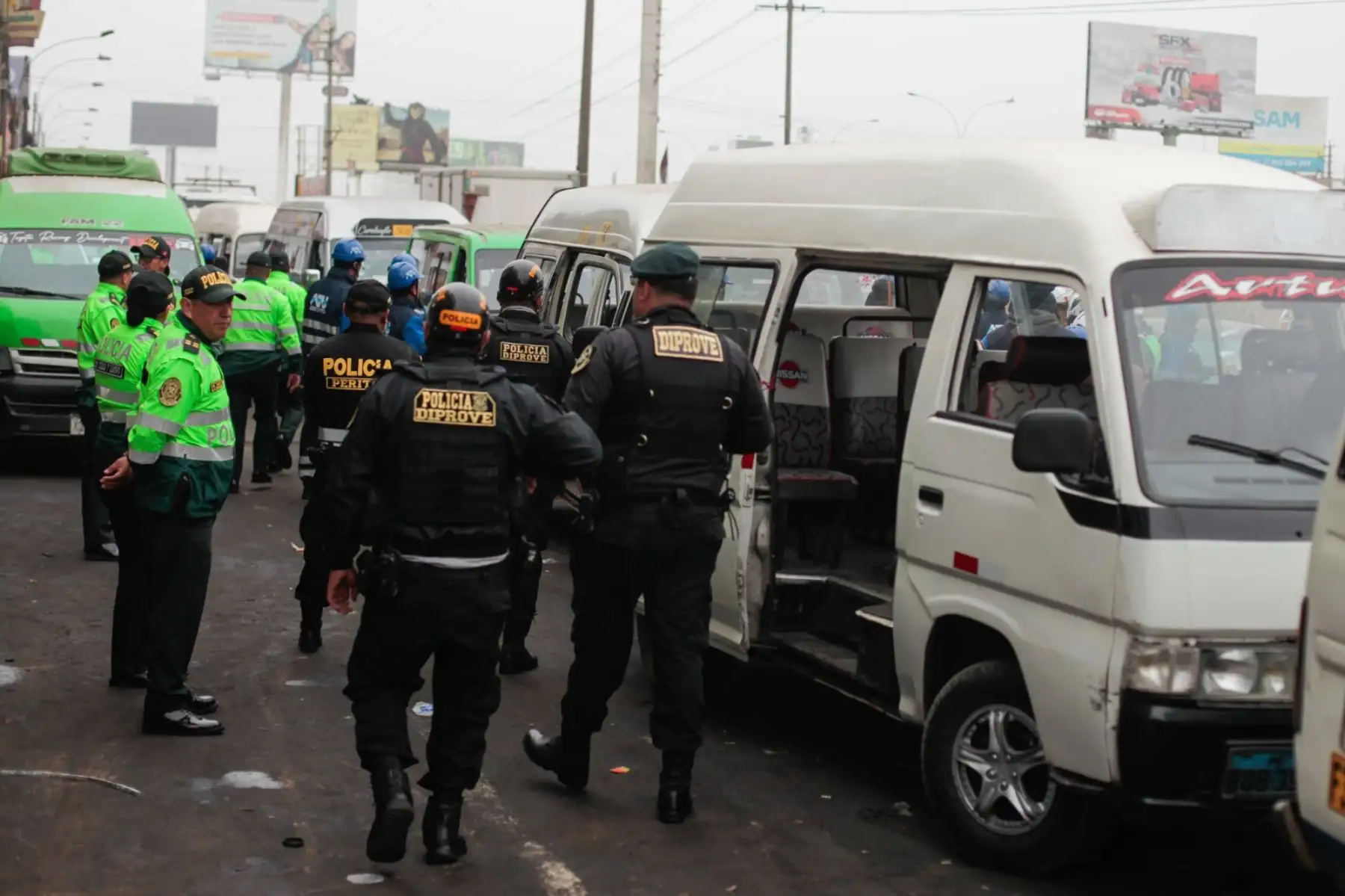 Operativo de la PNP y la ATU al transporte público informal para identificar a conductores de vehículos que infringen el Reglamento Nacional de Tránsito, así como para identificar a personas con posibles requisitorias en la Panamericana Norte.

Foto: ANDINA/Lino Chipana