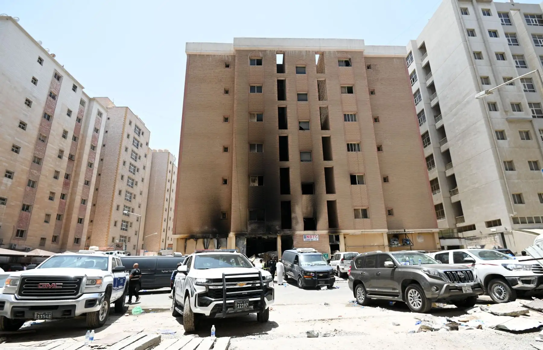 El Ministerio del Interior revisó el número de muertos a 49, desde los 35 publicados anteriormente, después de que equipos forenses registraron el edificio carbonizado. Foto: EFE