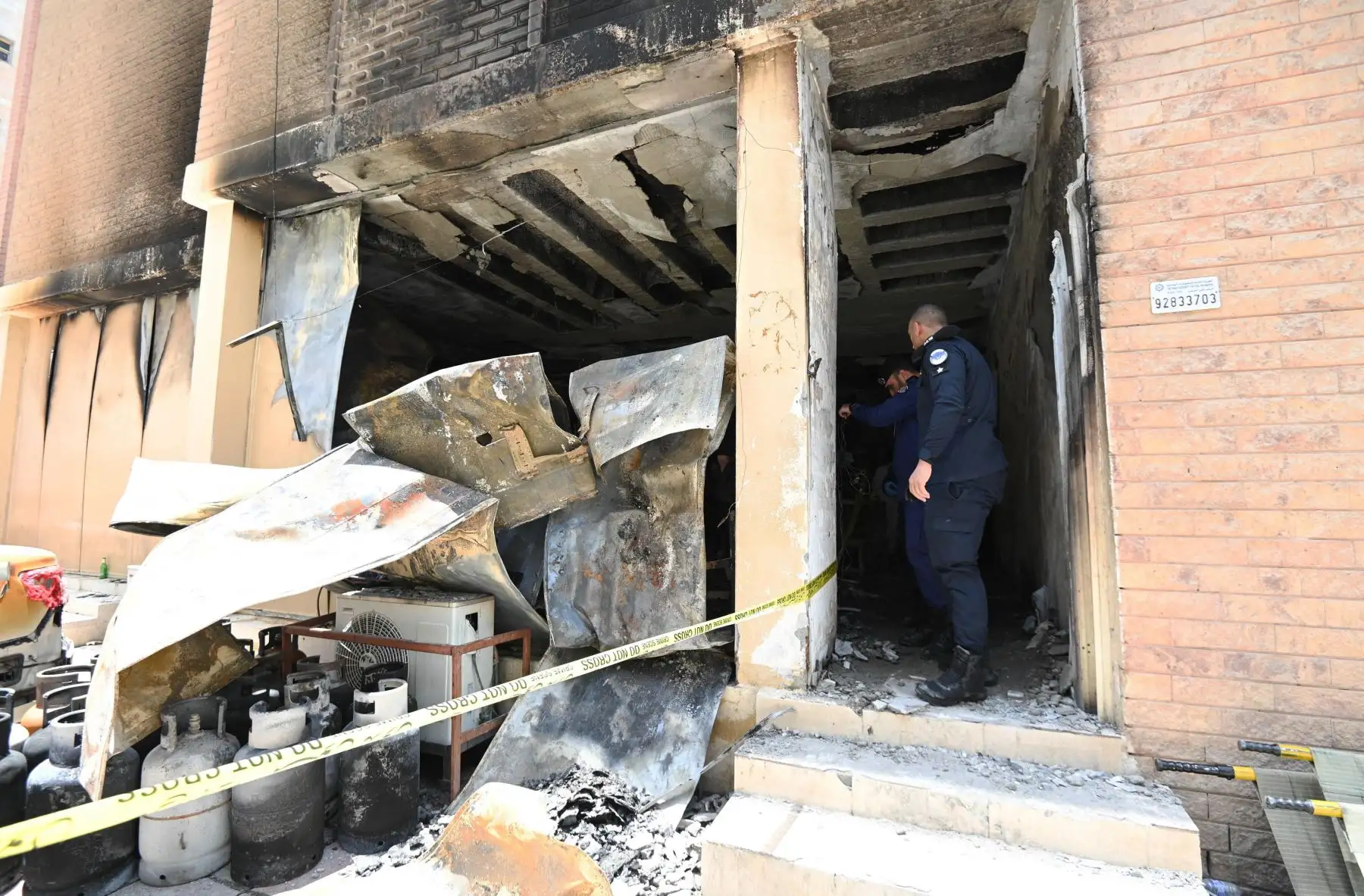El incendio, que estalló en el edificio de seis pisos al sur de la ciudad de Kuwait alrededor del amanecer, también dejó decenas de heridos, dijo el Ministerio de Salud. Foto: EFE