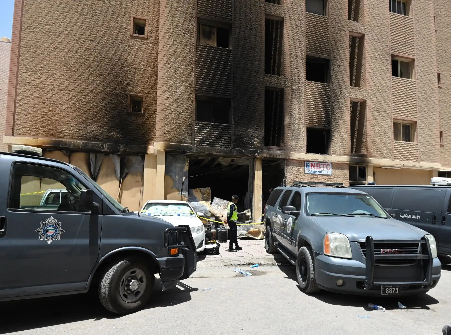 Según el Ministerio del Interior, al menos 35 personas murieron y decenas resultaron heridas tras estallar un incendio. en un edificio que alberga a trabajadores. El incendio fue contenido y se inició una investigación sobre la causa del incendio, añadió el ministerio sin dar más información sobre la nacionalidad de las víctimas. Foto: EFE