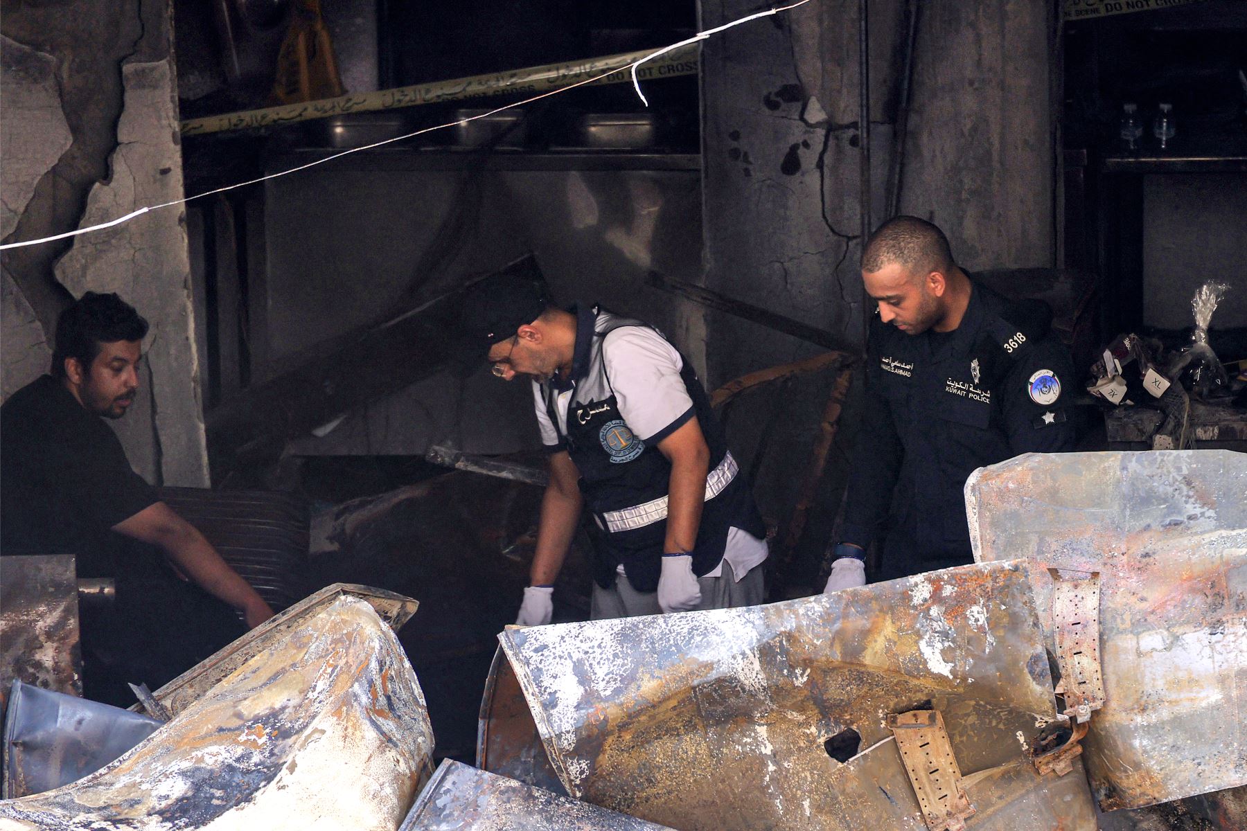 El Ministerio del Interior revisó el número de muertos a 49, desde los 35 publicados anteriormente, después de que equipos forenses registraron el edificio carbonizado. Foto: AFP