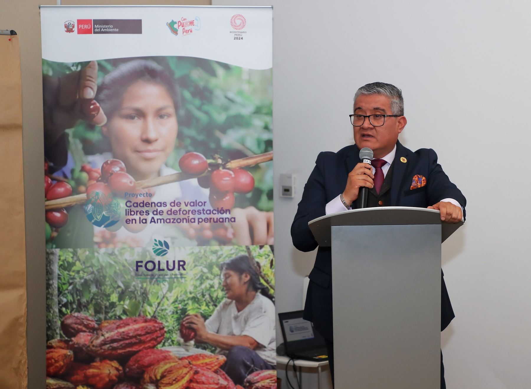 Ministro del Ambiente destacó proyecto que impulsará la producción de café y cacao libre de deforestación en cuatro regiones del país.
