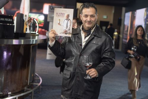 Jose Bracamonte sorprende una vez más con "El vino en siete días"