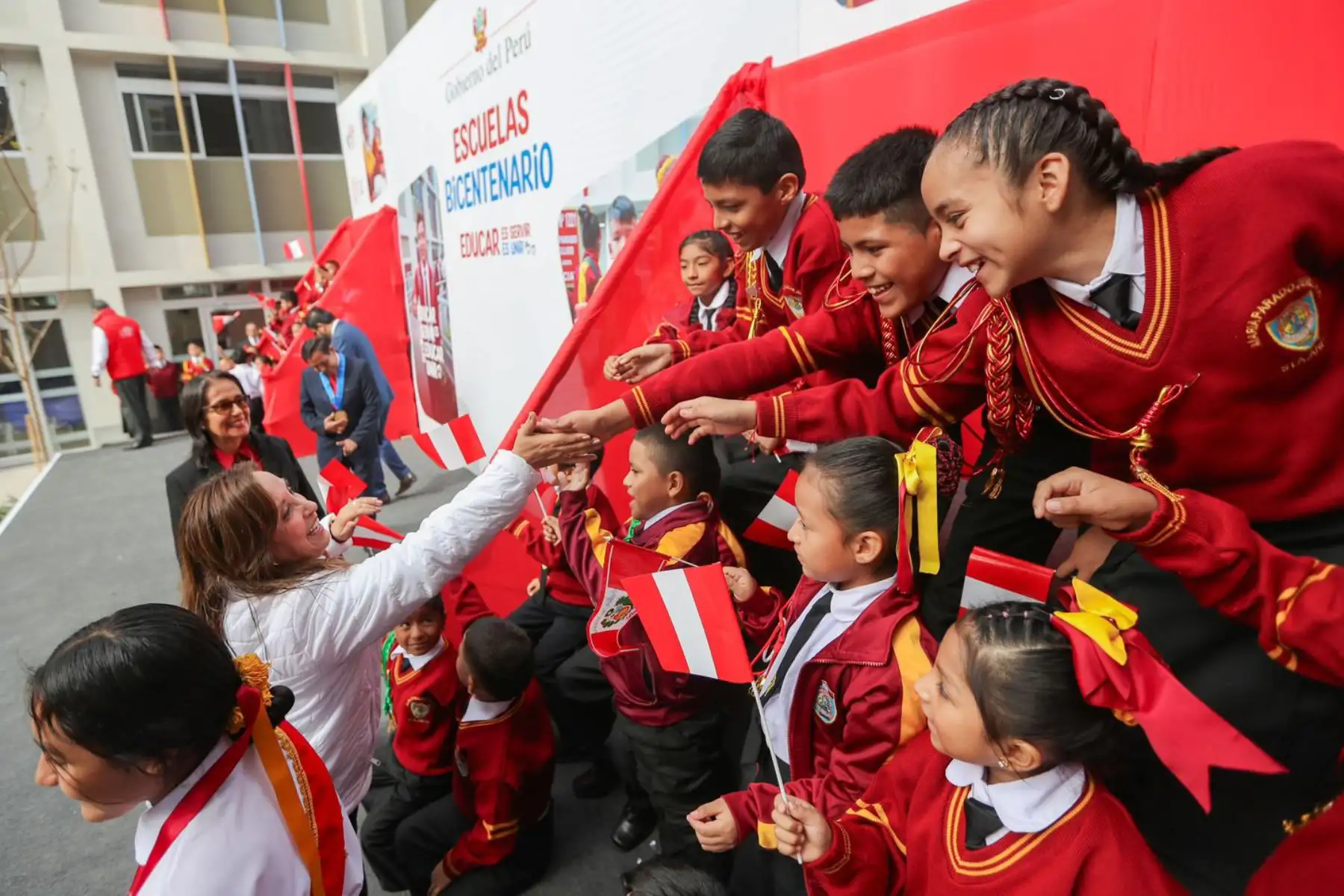 La presidenta Dina Boluarte inaugura la I.E. 1221 María Parado de Bellido en Santa Anita, que permitirá a los estudiantes acceder a una innovadora formación técnico productiva. Foto: ANDINA/Prensa Presidencia