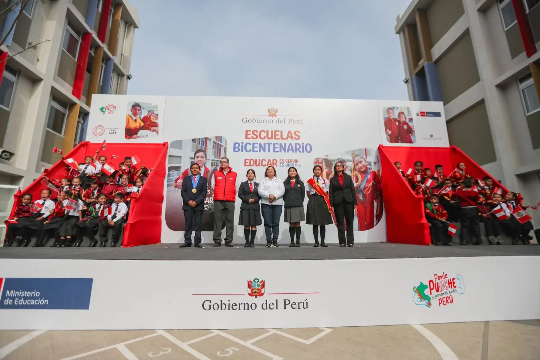 La presidenta Dina Boluarte inaugura la I.E. 1221 María Parado de Bellido en Santa Anita, que permitirá a los estudiantes acceder a una innovadora formación técnico productiva. Foto: ANDINA/Prensa Presidencia