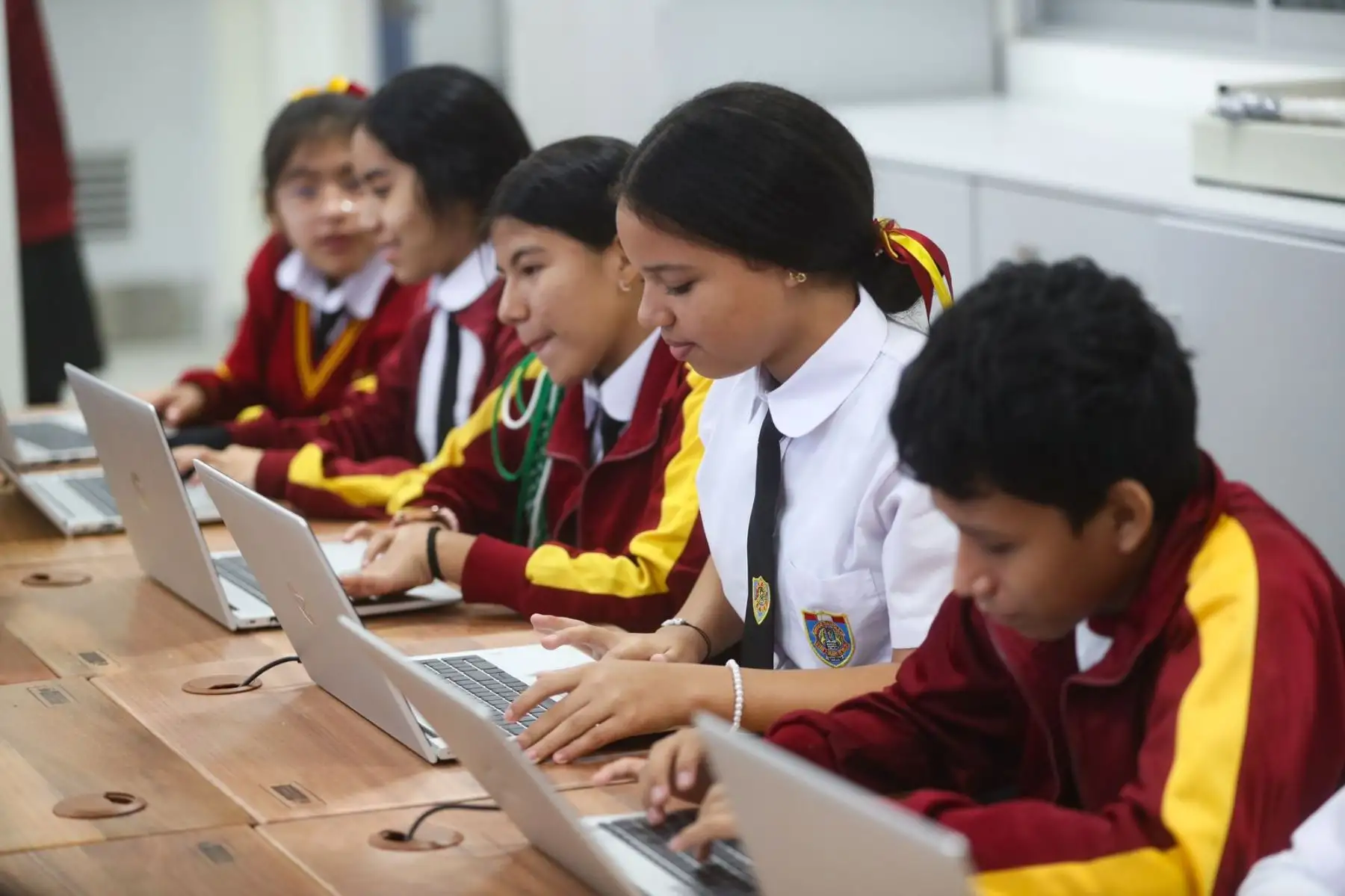 La presidenta Dina Boluarte inaugura la I.E. 1221 María Parado de Bellido en Santa Anita, que permitirá a los estudiantes acceder a una innovadora formación técnico productiva. Foto: ANDINA/Prensa Presidencia