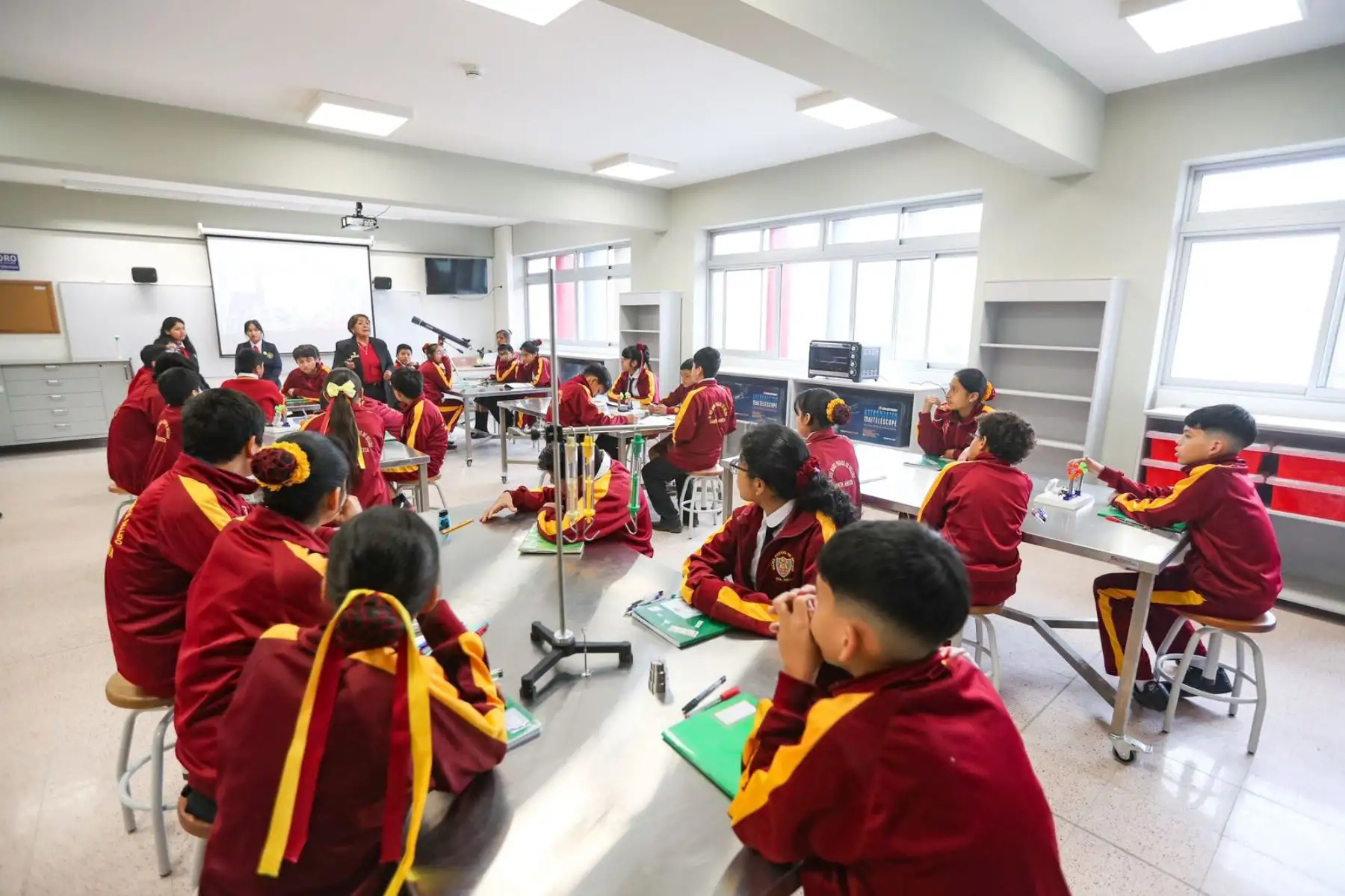 La presidenta Dina Boluarte inaugura la I.E. 1221 María Parado de Bellido en Santa Anita, que permitirá a los estudiantes acceder a una innovadora formación técnico productiva. Foto: ANDINA/Prensa Presidencia