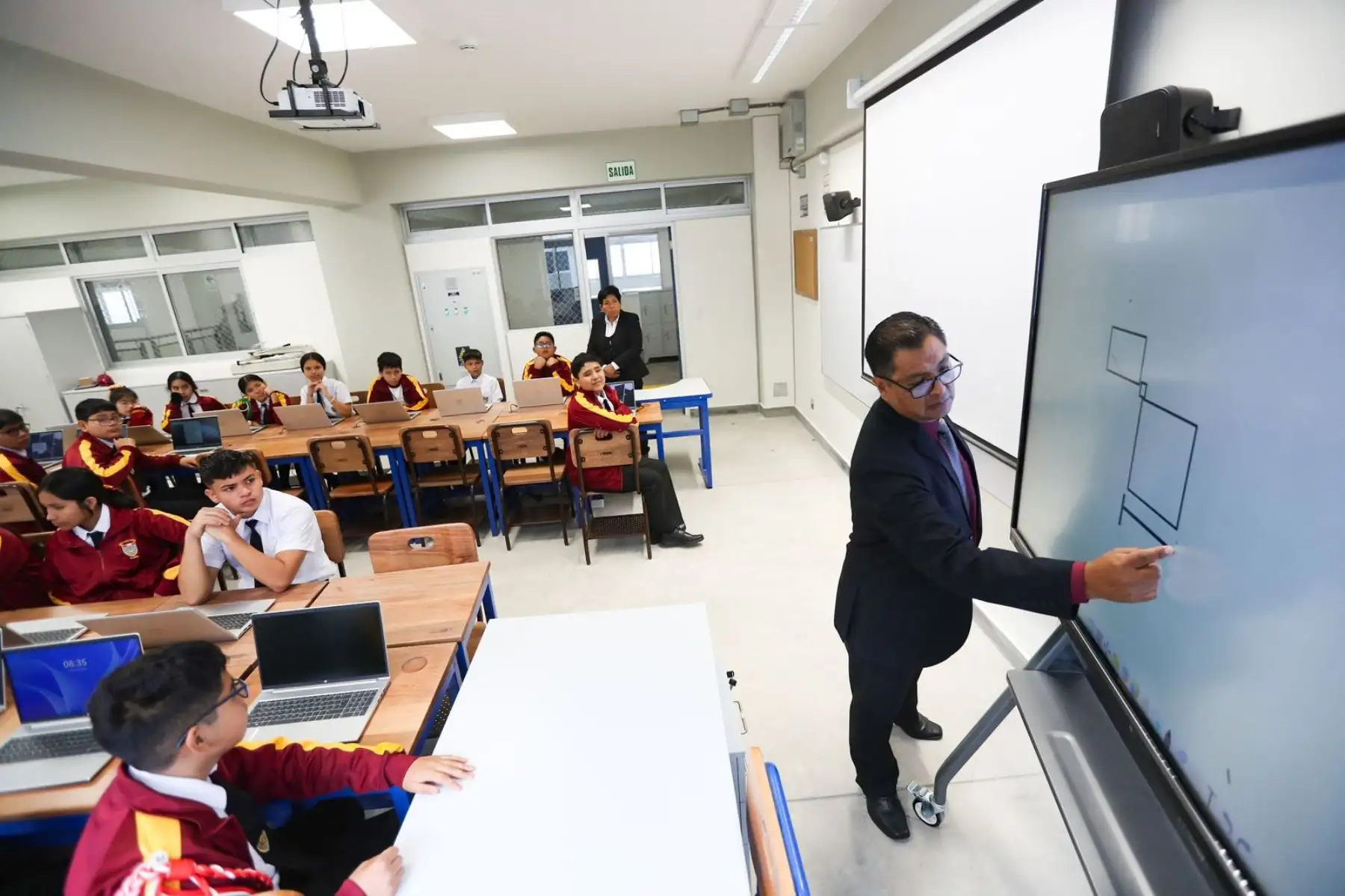La presidenta Dina Boluarte inaugura la I.E. 1221 María Parado de Bellido en Santa Anita, que permitirá a los estudiantes acceder a una innovadora formación técnico productiva. Foto: ANDINA/Prensa Presidencia