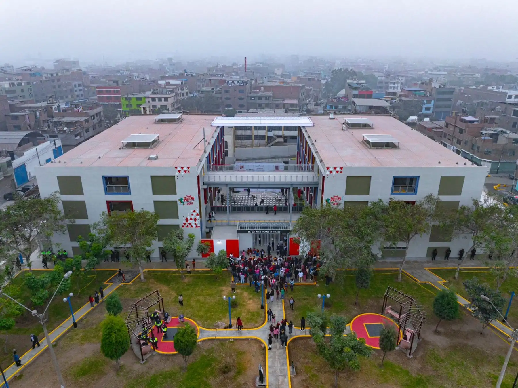 La presidenta Dina Boluarte inaugura la I.E. 1221 María Parado de Bellido en Santa Anita, que permitirá a los estudiantes acceder a una innovadora formación técnico productiva. Foto: ANDINA/Prensa Presidencia