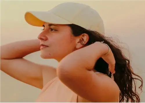 Cantautora peruana AleVi lanza "Me liberé"