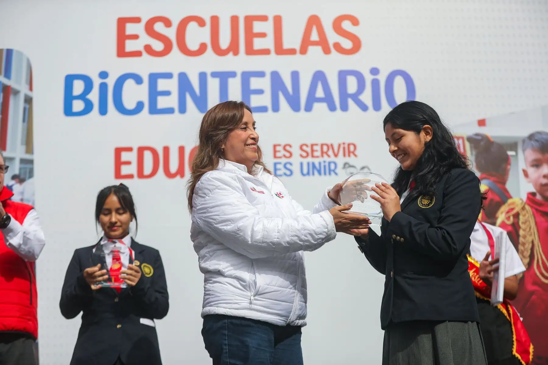 La presidenta Dina Boluarte inaugura la I.E. 1221 María Parado de Bellido en Santa Anita, que permitirá a los estudiantes acceder a una innovadora formación técnico productiva. Foto: ANDINA/Prensa Presidencia