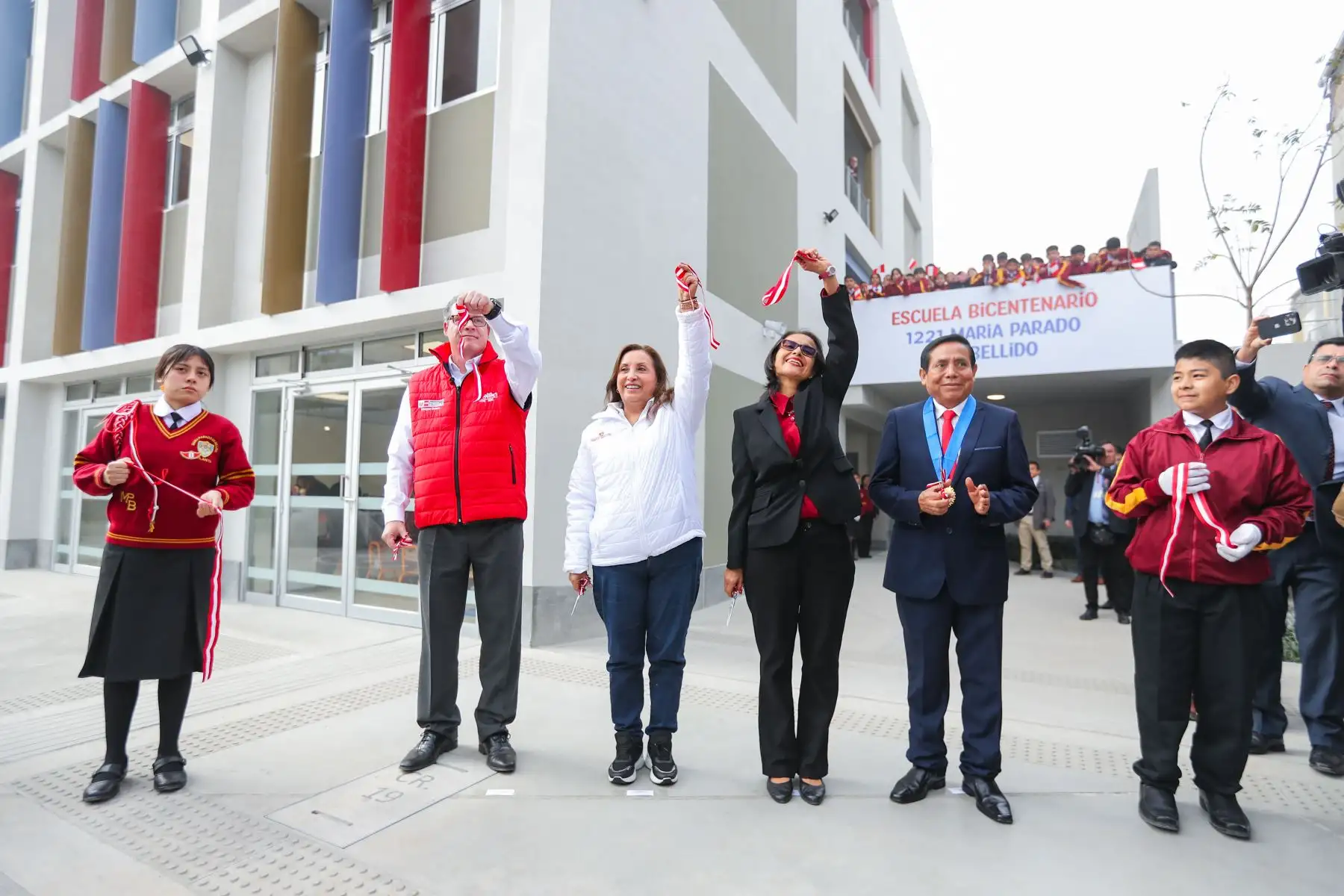 La presidenta Dina Boluarte inaugura la I.E. 1221 María Parado de Bellido en Santa Anita, que permitirá a los estudiantes acceder a una innovadora formación técnico productiva. Foto: ANDINA/Prensa Presidencia