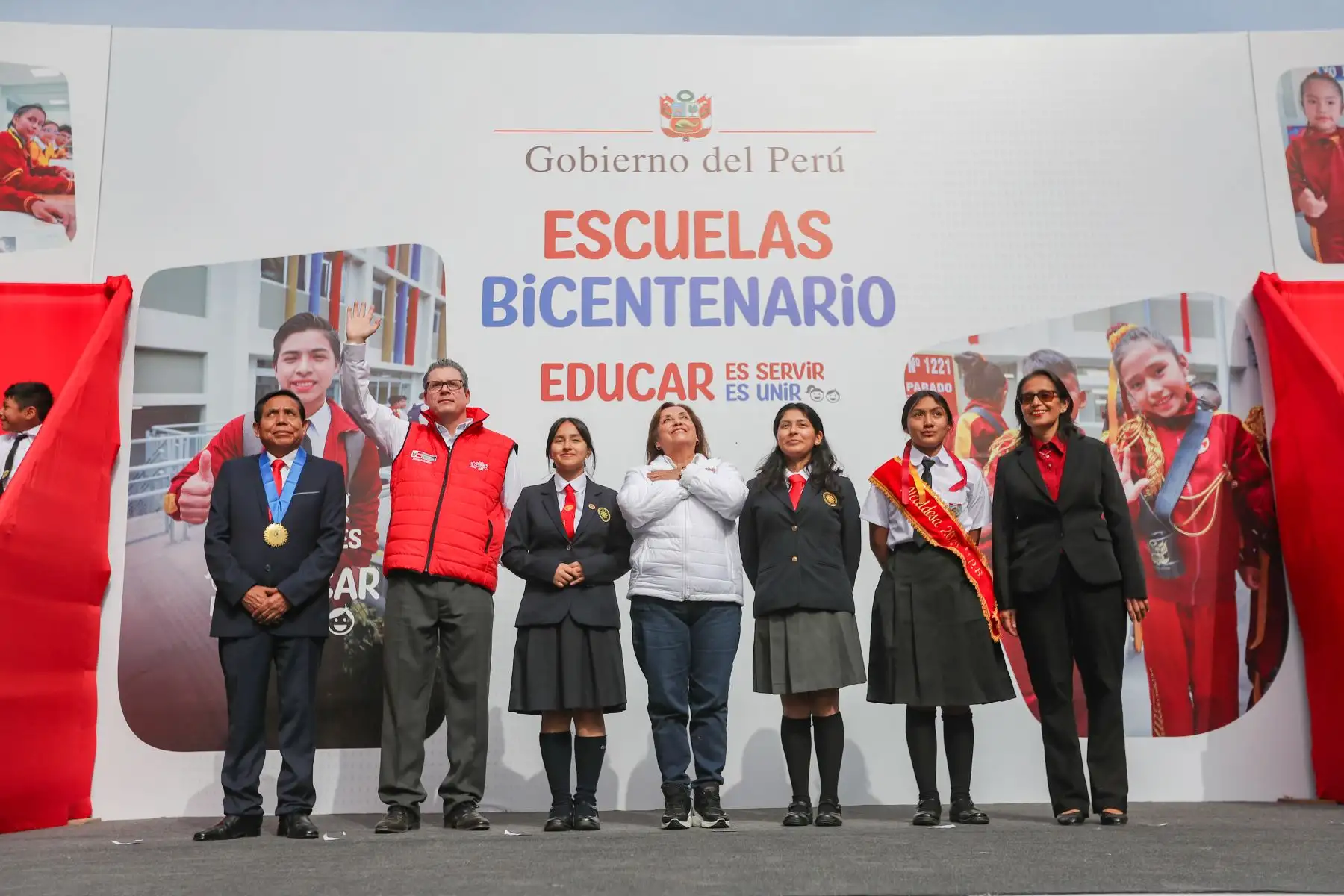 La presidenta Dina Boluarte inaugura la I.E. 1221 María Parado de Bellido en Santa Anita, que permitirá a los estudiantes acceder a una innovadora formación técnico productiva. Foto: ANDINA/Prensa Presidencia