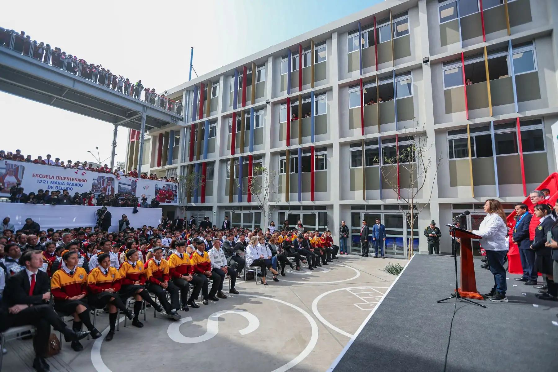 La presidenta Dina Boluarte inaugura la I.E. 1221 María Parado de Bellido en Santa Anita, que permitirá a los estudiantes acceder a una innovadora formación técnico productiva. Foto: ANDINA/Prensa Presidencia