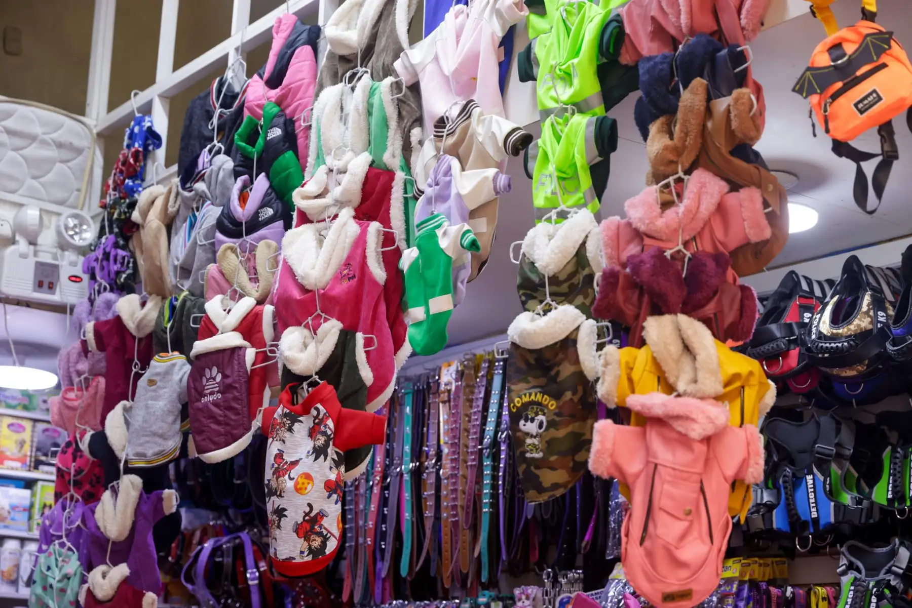 Comerciantes de Mesa Redonda ofrecen casacas, pantalones y enterizos a cómodos precios para las mascotas de la casa. Foto: ANDINA/Luis Iparraguirre