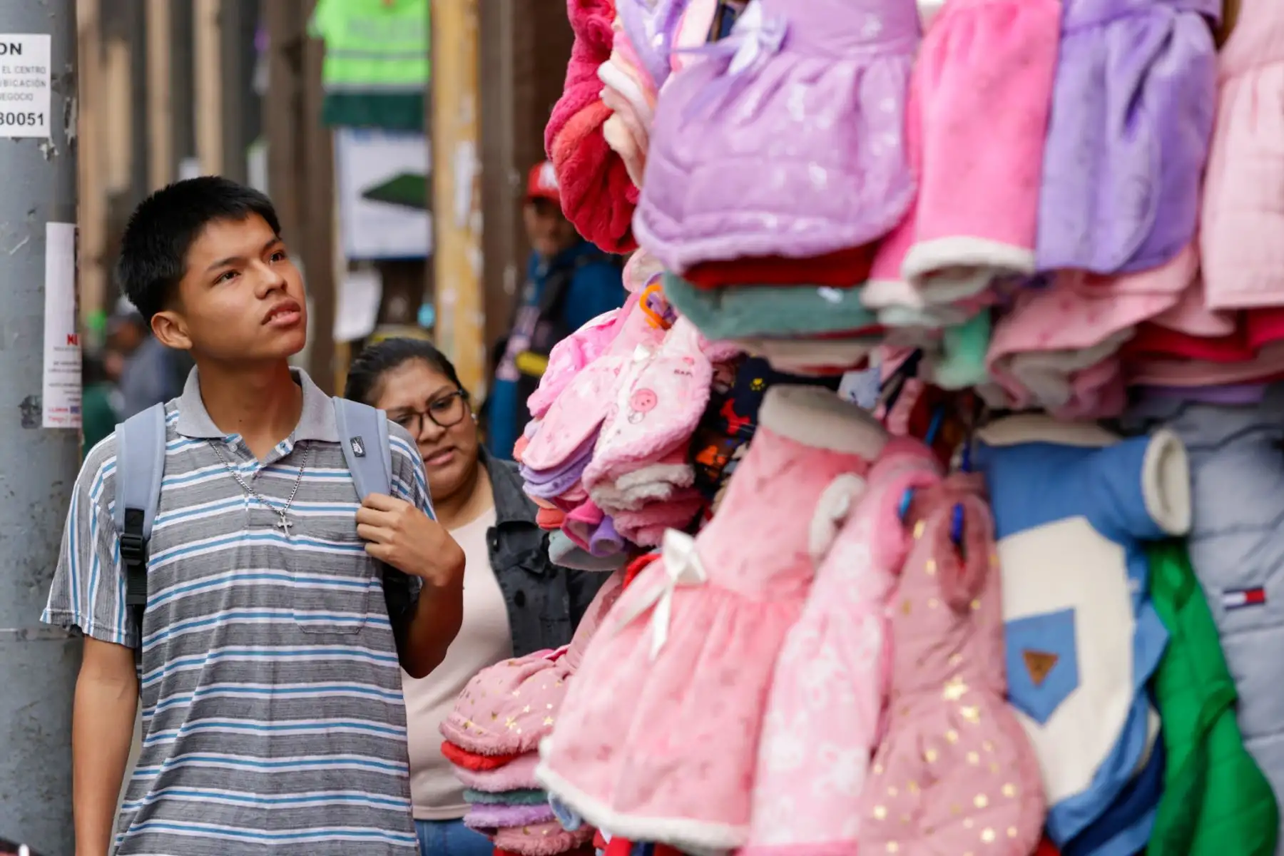 Compradores se acercan a los puestos de venta desde muy temprano, para aprovechar la poca afluencia de público y así hacerse de un mejor modelo para sus mascotas. Foto: ANDINA/Luis Iparraguirre