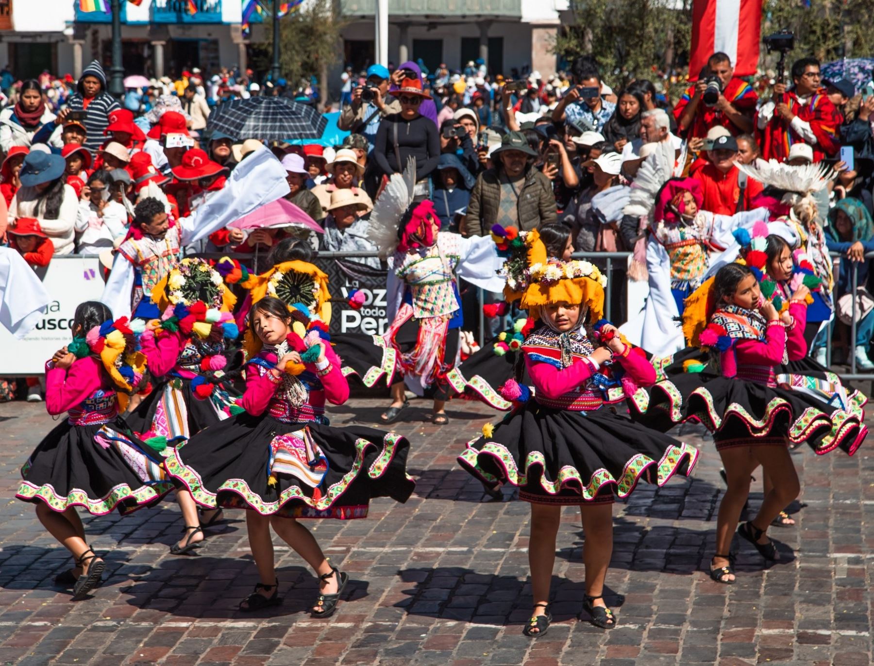 Escolares de secundaria de Cusco se lucen en colorido desfile de danzas por el mes jubilar de la ciudad imperial. ANDINA/Difusión