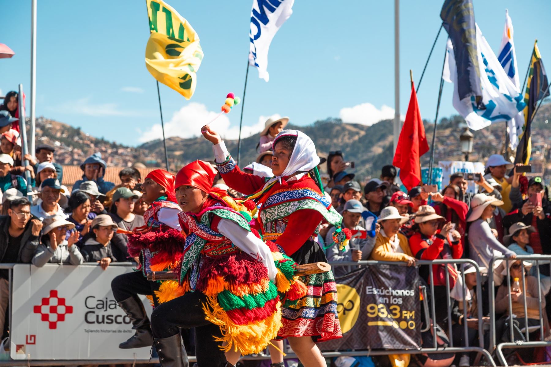 La algarabía se apoderó de la plaza Mayor del Cusco con el paso colorido de los estudiantes ataviados de trajes típicos de las provincias altas y de la selva cusqueña. Foto: ANDINA/Cortesía Percy Hurtado