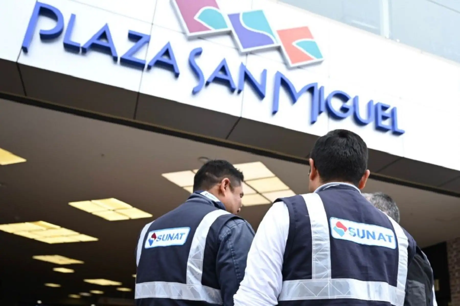 Fiscalizadores de Sunat realizaron actividades de prevención y formalización en el centro comercial Plaza San Miguel. Foto: Cortesía.
