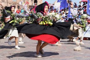 La algarabía se apoderó de la plaza Mayor del Cusco con el paso colorido de los estudiantes ataviados de trajes típicos de las provincias altas y de la selva cusqueña. Foto: ANDINA/Cortesía Percy Hurtado