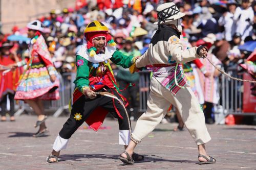 ¡Vibrante espectáculo en Cusco! Escolares de secundaria se lucen en desfile