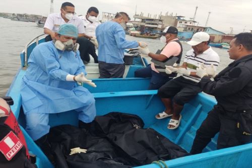 Los cadáveres fueron hallados a unas 15 millas de la costa, por el sector conocido como El Castillo, colindante con aguas marinas de Ecuador.