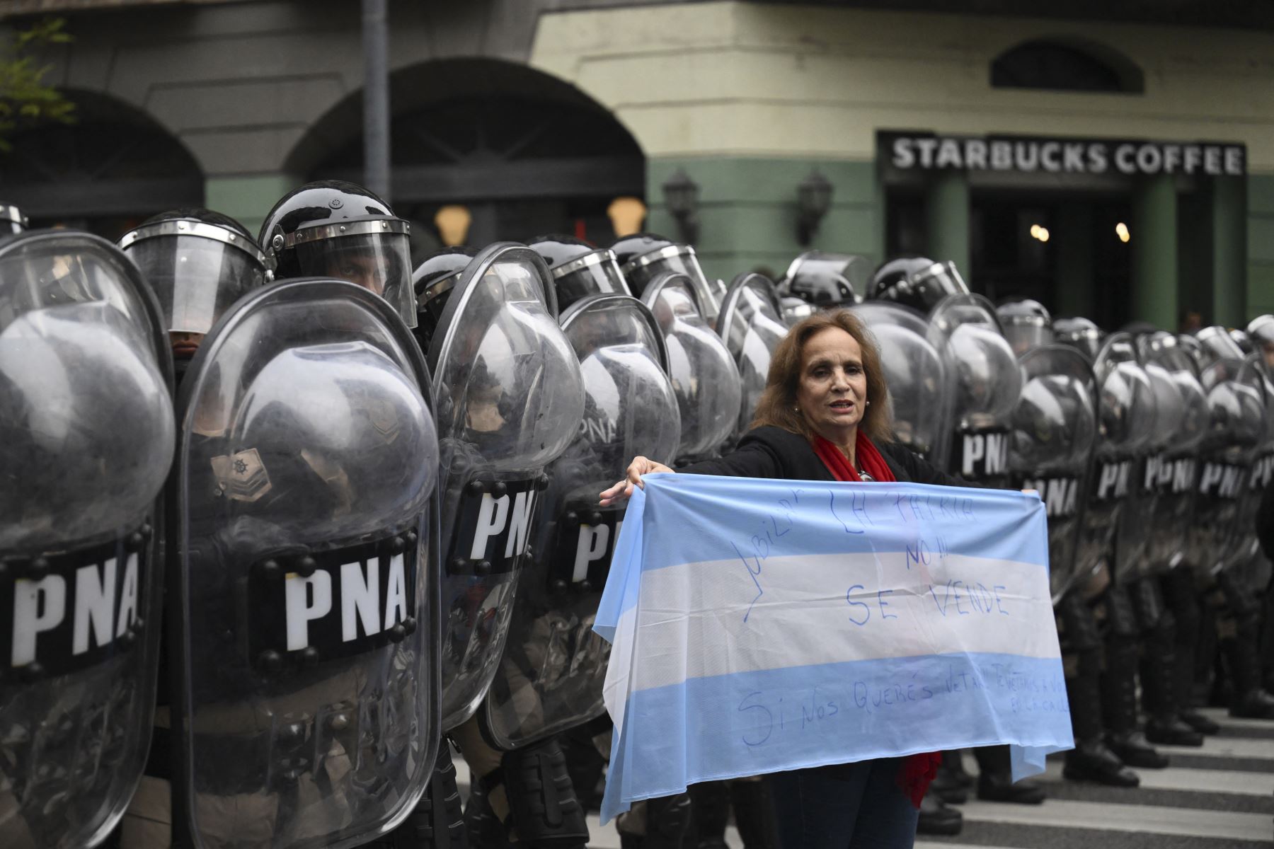 Según fuentes policiales, al menos 23 personas fueron detenidas durante disturbios en los exteriores del Congreso de Argentina. Foto: AFP