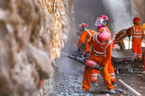 La entidad informó que, actualmente, se ejecuta el armado de acero para colocar los muros de pantalla, que servirán para confinar los taludes de la estación.  Foto: ANDINA/Difusión